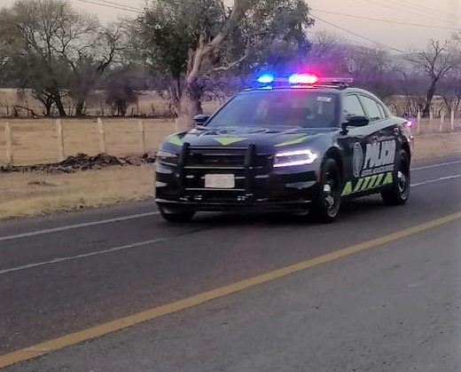 SE DEBATE ENTRE LA VIDA Y LA MUERTE MOTOCICLISTA, TRAS FUERTE CAIDA