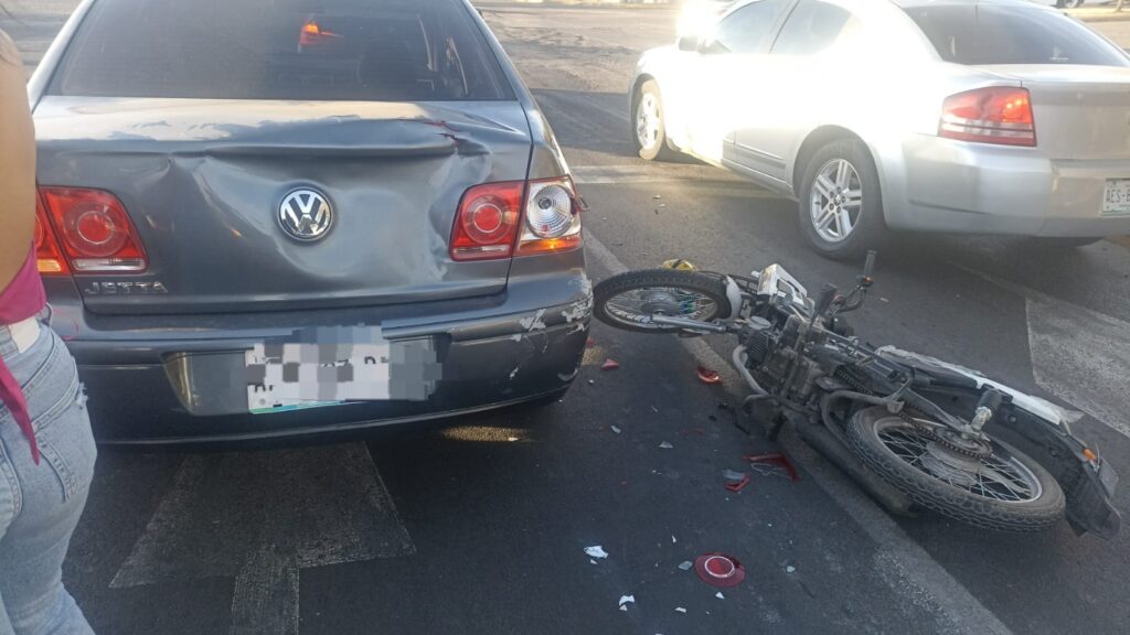 MOTOCICLISTA SE EMBARRA DETRAS DE UN VEHICULO