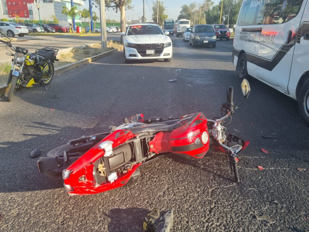 MOTOCICLISTA SE ESTAMPA DETRAS DE UNA VEHICULO