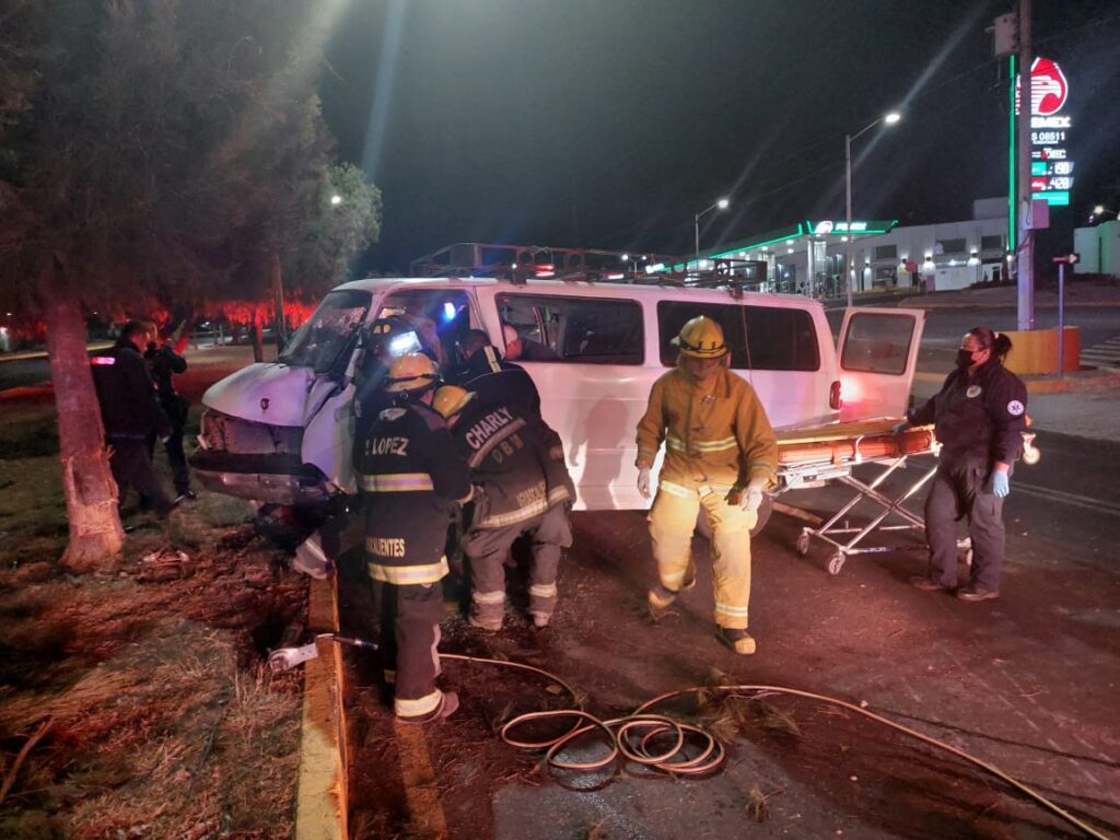 TRES HERIDOS PRENSADOS FUE EL SALDO DE UN CHOQUE CONTRA OBJETO FIJO