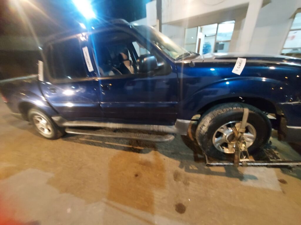 CHOCA CONTRA LA PUERTA DE UN DOMICILIO Y SE DA A LA FUGA