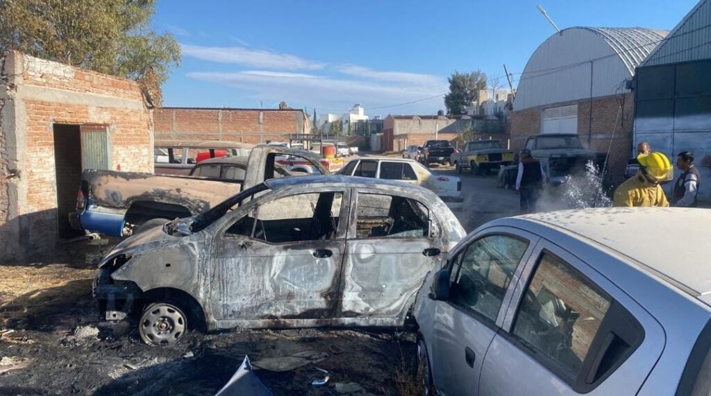 TRES AUTOS SE QUEMARON EN UN INCENDIO AL NORTE DE LA CIUDAD