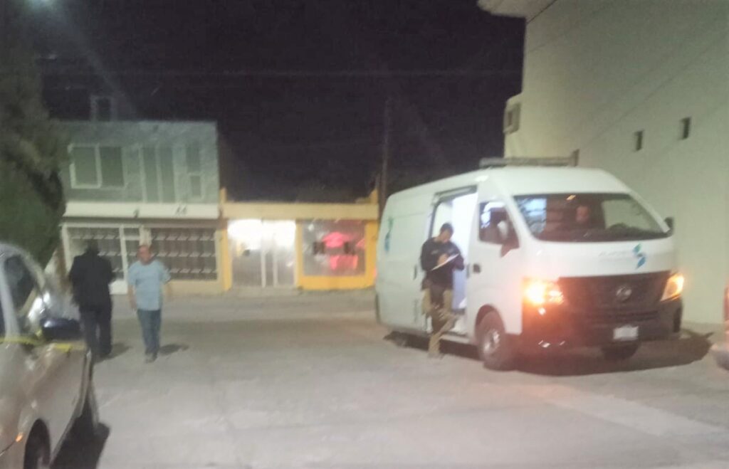 JOVEN MUJER DECIDE ESCAPAR POR LA PUERTA FALSA