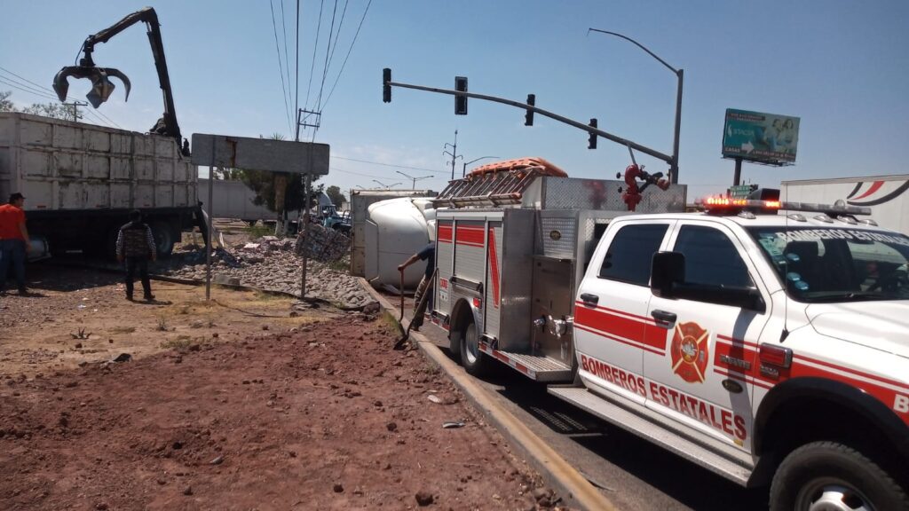 SE VUELCA TRAILER CARGADO CON 24 TONELADAS DE ALUMINIO