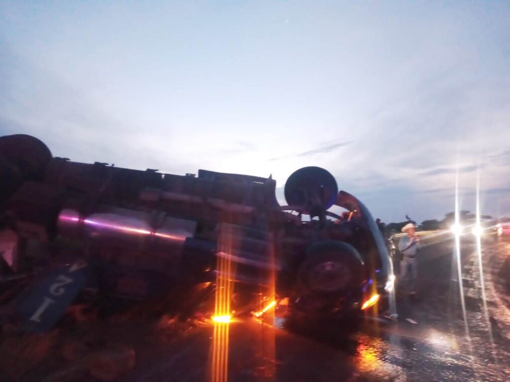 SE VUELCA TRAILER, SU CONDUTOR RESULTA SOLO CON ALGUNOS GOLPES