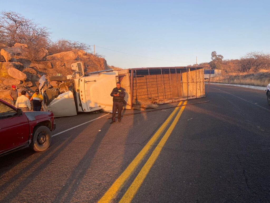 SE VUELCA CAMION Y EL CHOFER RESULTA ILESO A PESAR DEL FUERTE ACCIDNETE
