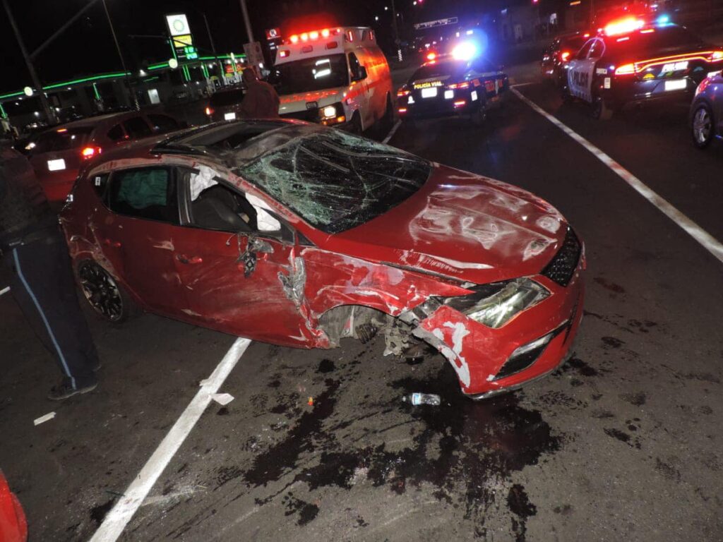 CHOCA EN ESTADO DE EBRIEDAD SE VUELCA Y TODAVIA SE PONE BRAVO POR LO QUE ES DETENIDO