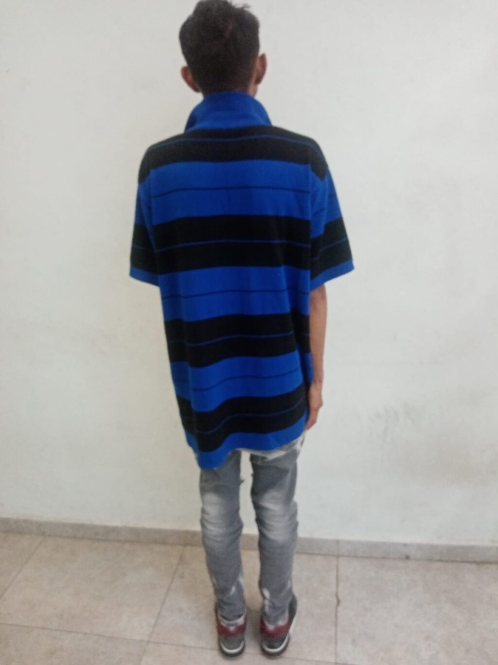 LES SACO UN CUCHILLO A SU MAMÁ Y HERMANA