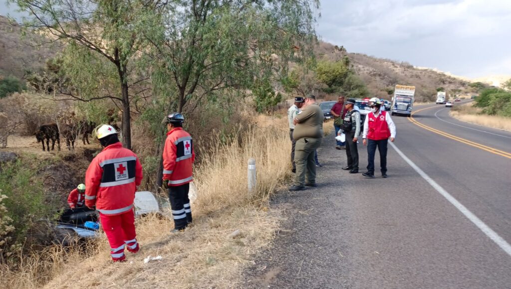 CAMIONETA CAYO A UN BARRANCO, HAY TRES LESIONADOS