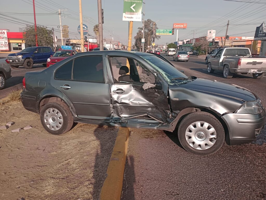 SE PASO LA LUZ DEL SEMAFORO Y GENERA FUERTE ACCIDENTE
