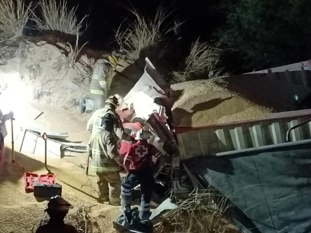 TRAILERO MUERE APLASTADO POR SU CARGA TRAS SALIRSE DE LA CARRETERA