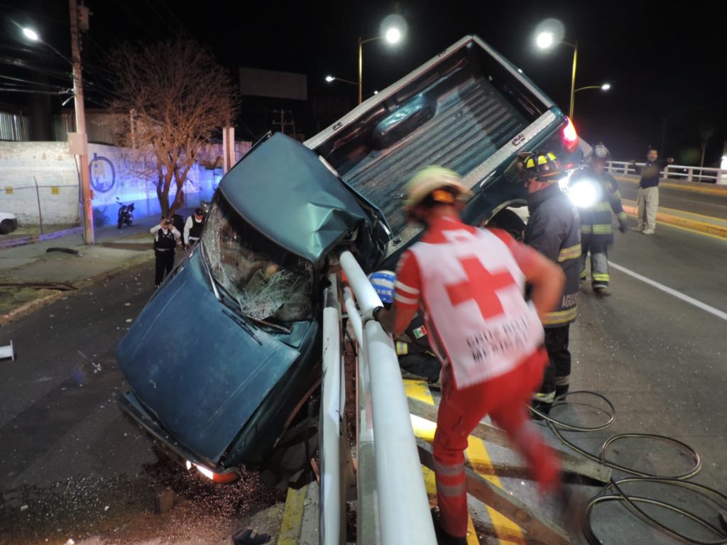 CAMIONETA QUEDA COLGANDO DE UN PUENTE EL CHOFER QUEDO PRENSADO Y AHORA AGONIZA
