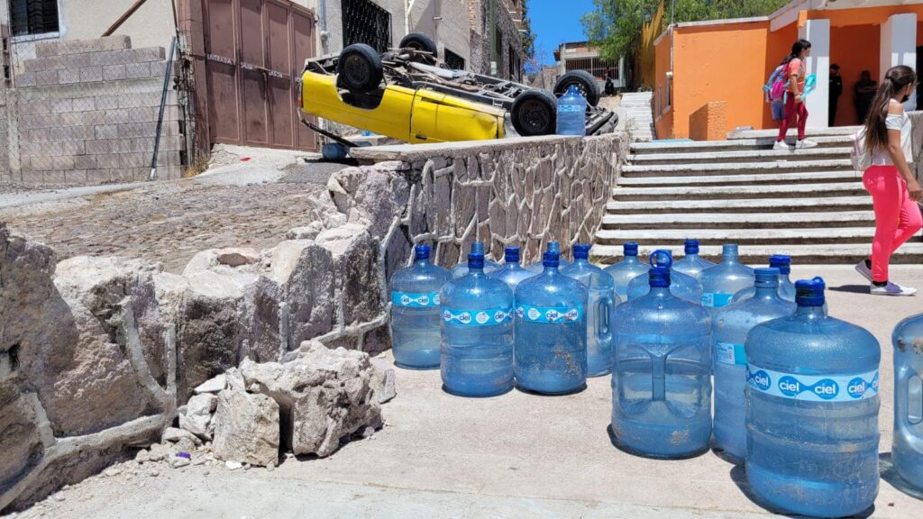 REPARTIDOR DE GARRAFONES DE AGUA FUE APLASTADO POR SU CAMIONETA