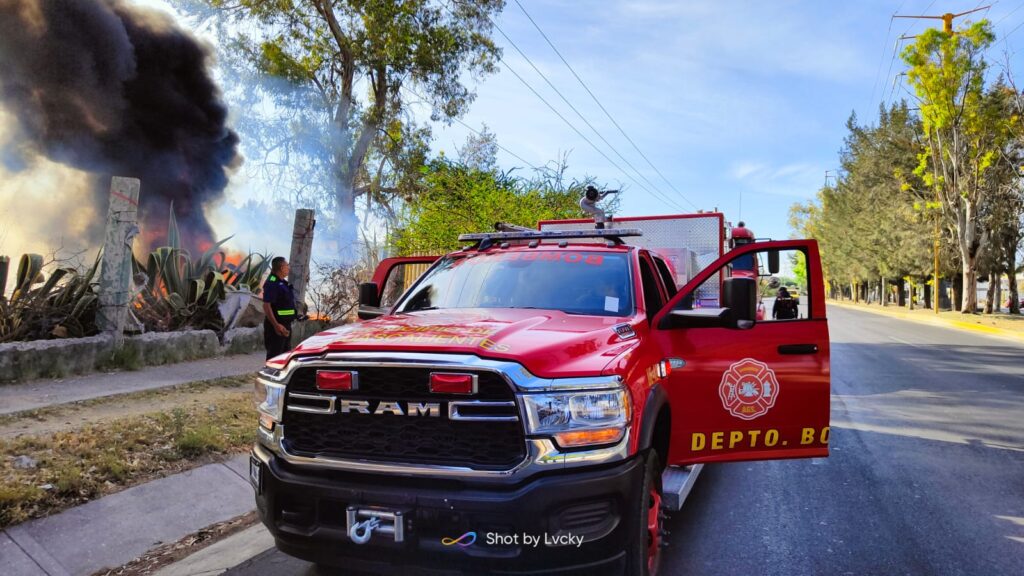 SE INCENDIA PASTO SECO  VARIAS LLANTAS