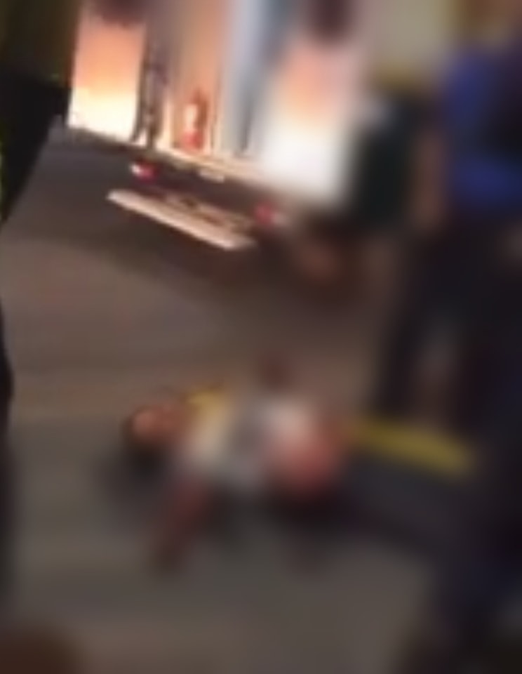 CASI LE CORTAN LAS MANOS TRAS DARLE DE MACHETAZOS