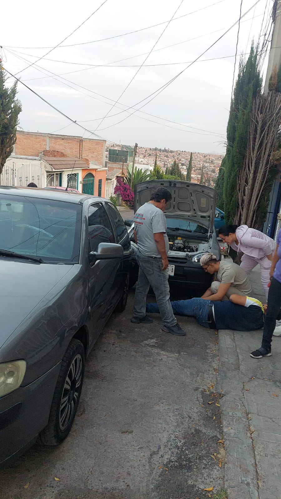 COCHE SIN CHOFER CASI MATA A UN HOMBRES TRAS PRENSARLO CONTRA SU VEHÍCULO