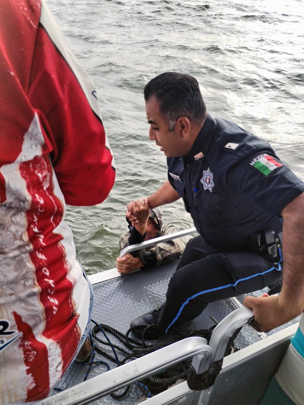 CASI SE AHOGAN DOS HOMBRES EN LA PRESA CALLES, PERO FUERON RESCATADOS POR LAS AUTORIADADES