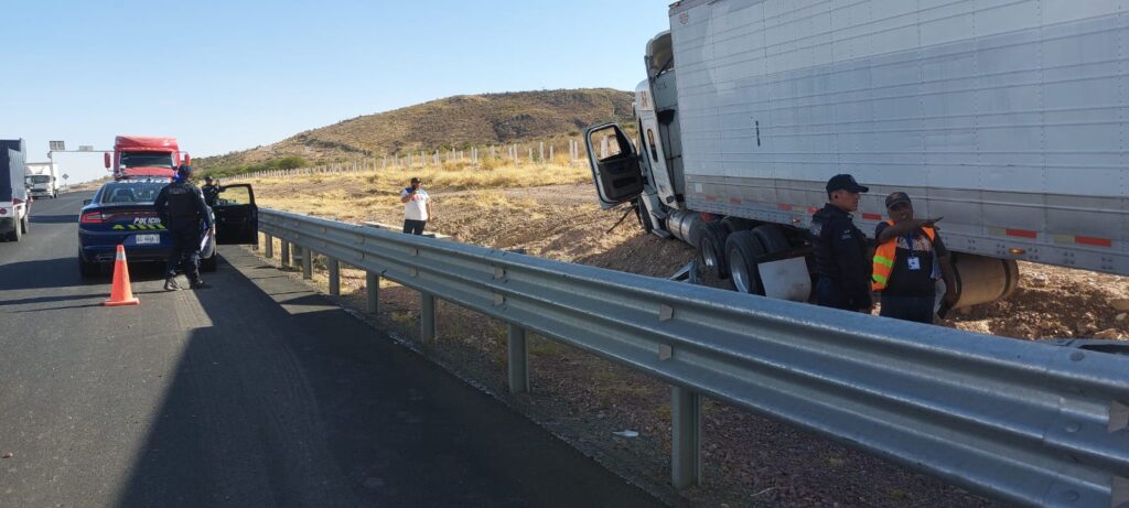 SE SALE DE LA CINTA ASFALTICA UN TRAILERO EN EL LIBRAMIENTO CARRETEO