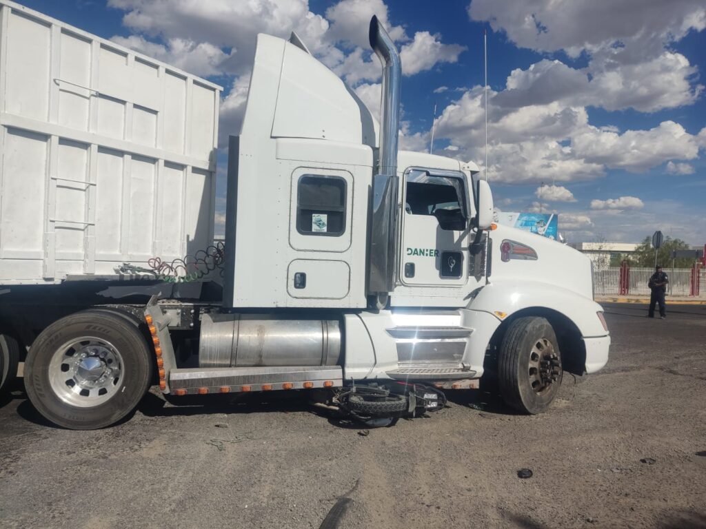 TRAILERO SE LLEVA UNA MOTO, EL CONDUCTOR REUSLTA CON LESIONES NO DE GRAVEDAD