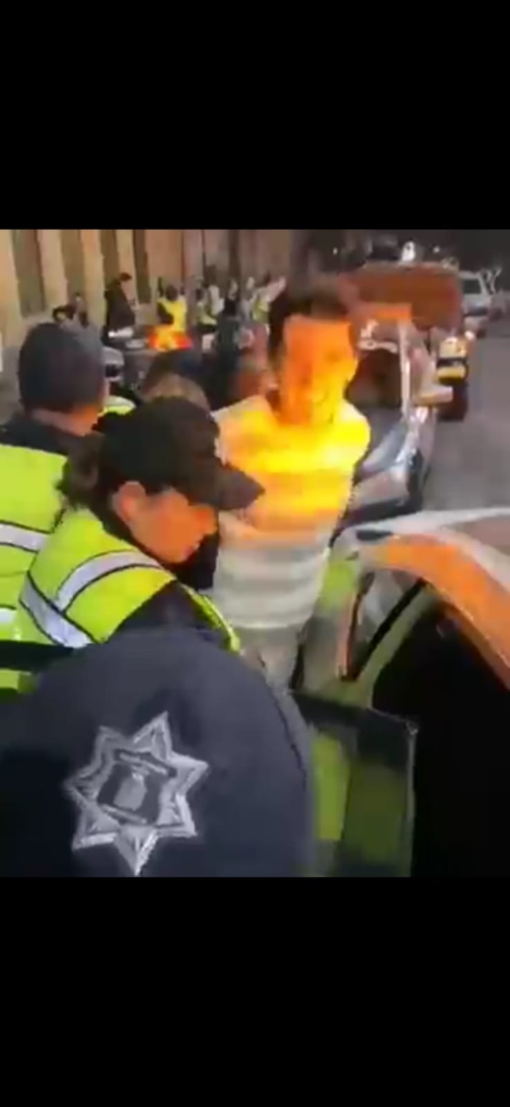 POLICIA VIAL LE DAN UNOS “GANCHOS” A UN SUJETO