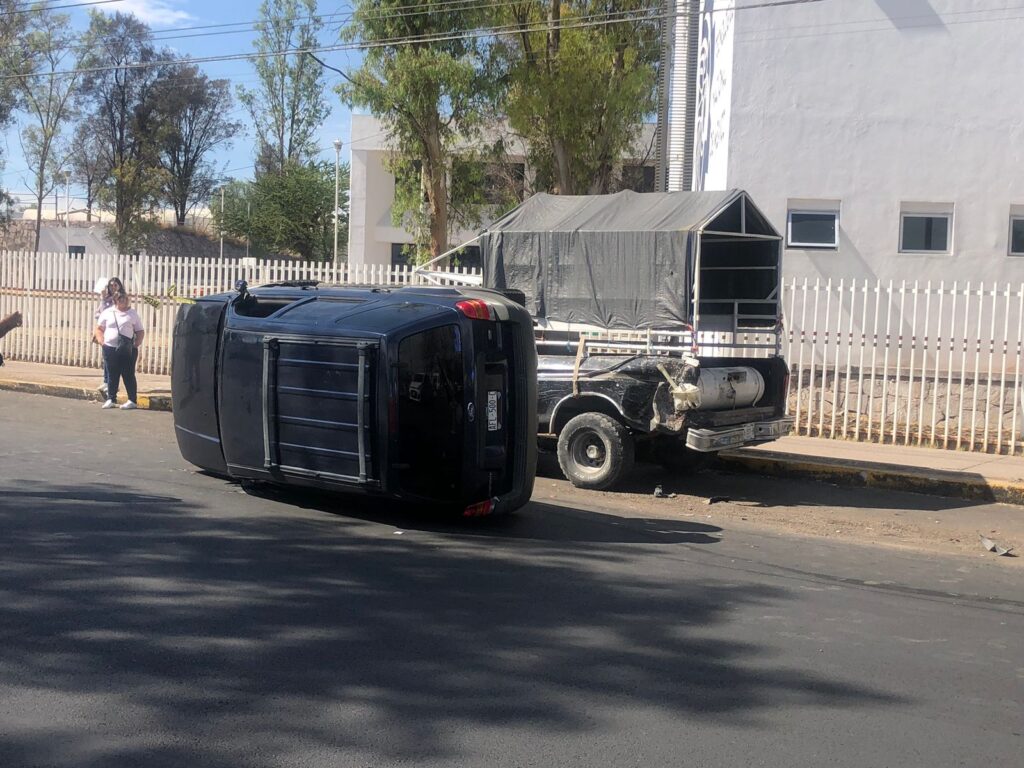 MUJER COCHA CONTRA UNA CAMIONETAN Y SE VUELCA