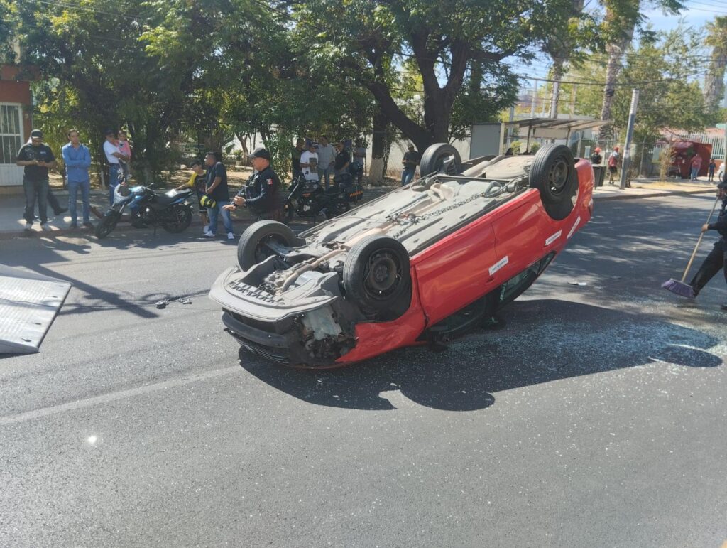 APARATOSO CHOQUE VOLCADURA SE REGISTRO EN LA COLONIA SAN MARCOS, POR FOTUNA NO HUBO LESIONADOS