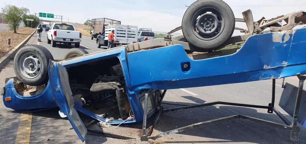 UN HOMBORE Y UNA MUJER QUE LO ACOMPAÑABA RESULTAN CON ALGUNAS LEIONES LUEGO DE CHOCAR Y VOLCARSE EN LA CAMIONETA EN LA QUE VIAJABAN EN SFR
