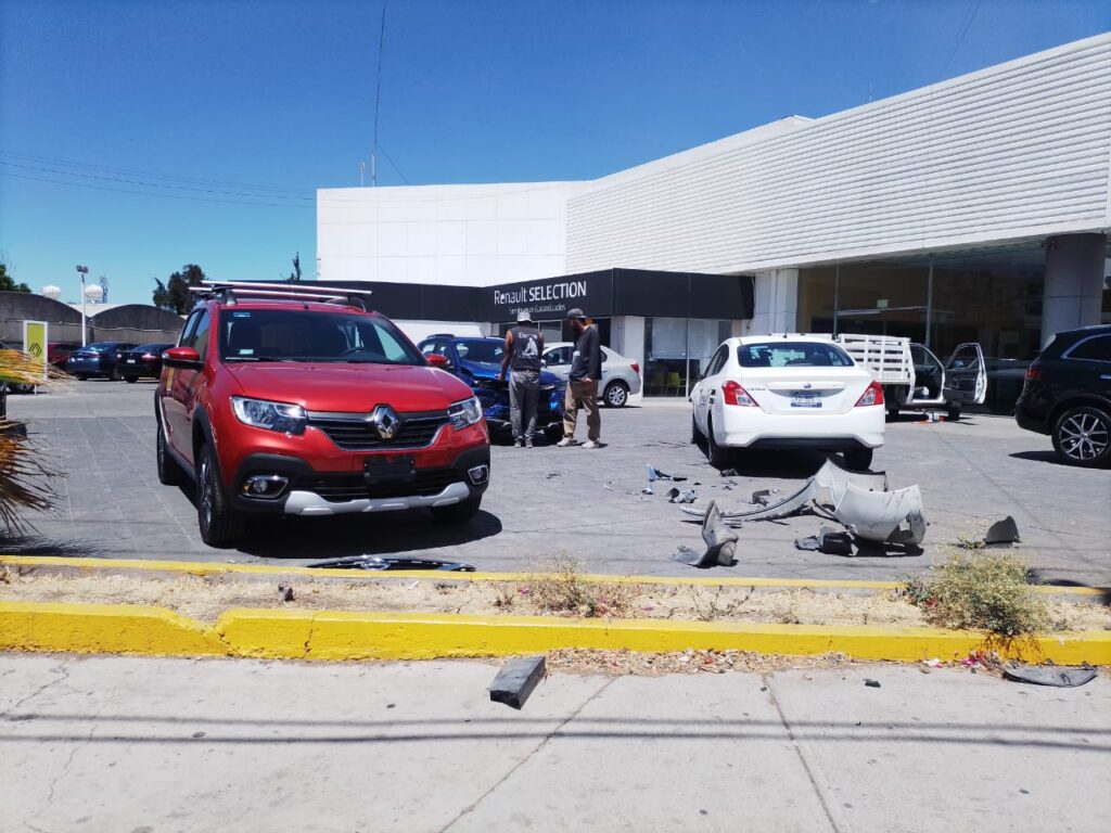 MUJER CASI SE METE DE LLENO A UNA AGENCIA DE AUTOS, SE LLEVO DOS DE ELLOS