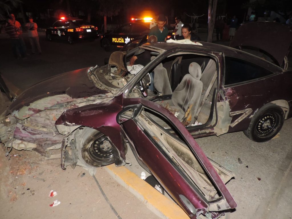 EBRIO RESULTA PRENSADO AL CHOCAR SU AUTO CONTRA UN ARBOL