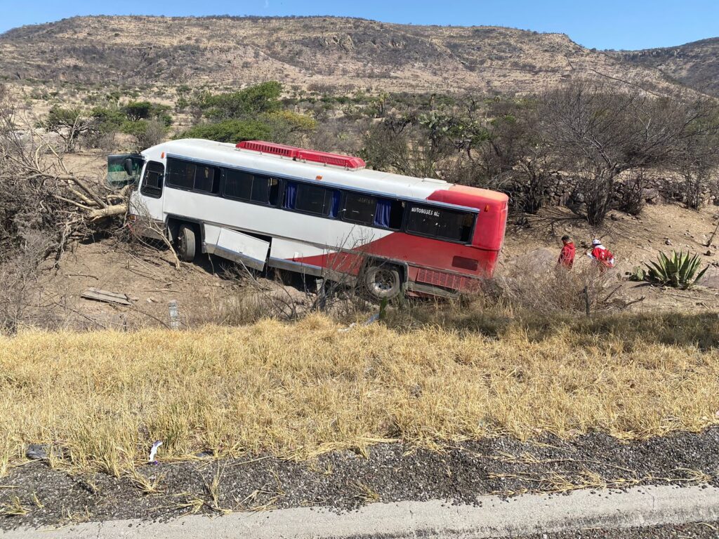 CAMION DE PASAJEROS SE SALE DE LA CARRETERA, DOS PERSONAS RESULTAN LESIONADAS
