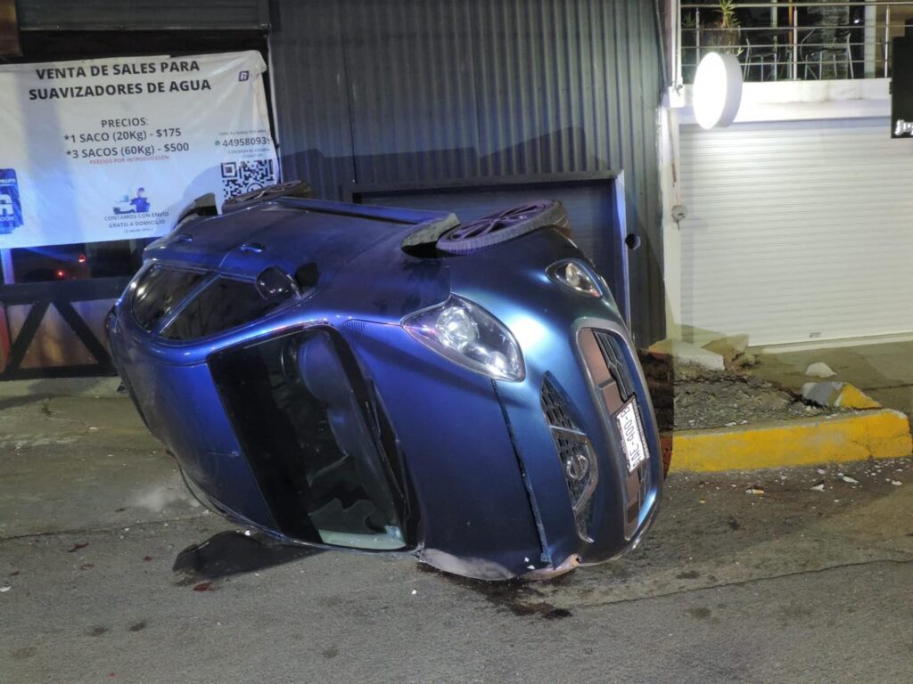 EBRIO CONDUCTOR SE VUELCA TRAS IMPACTARSE CONTRA UNA GUARNICION