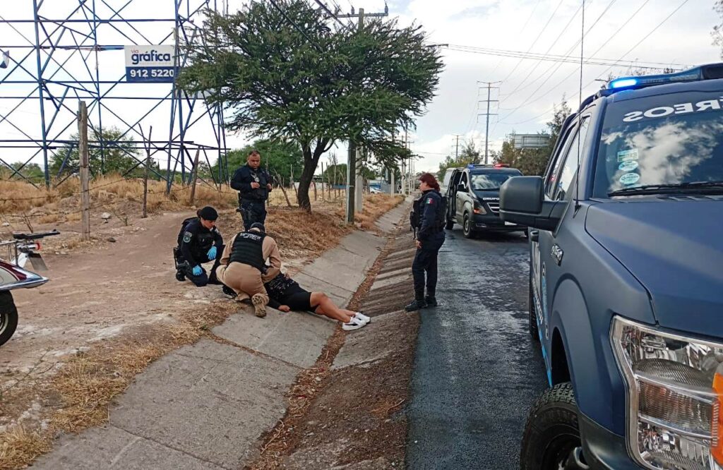 UNA MUJER CAYO DE UNA MOTO POR LO QUE FUE HOSPITALIZADA