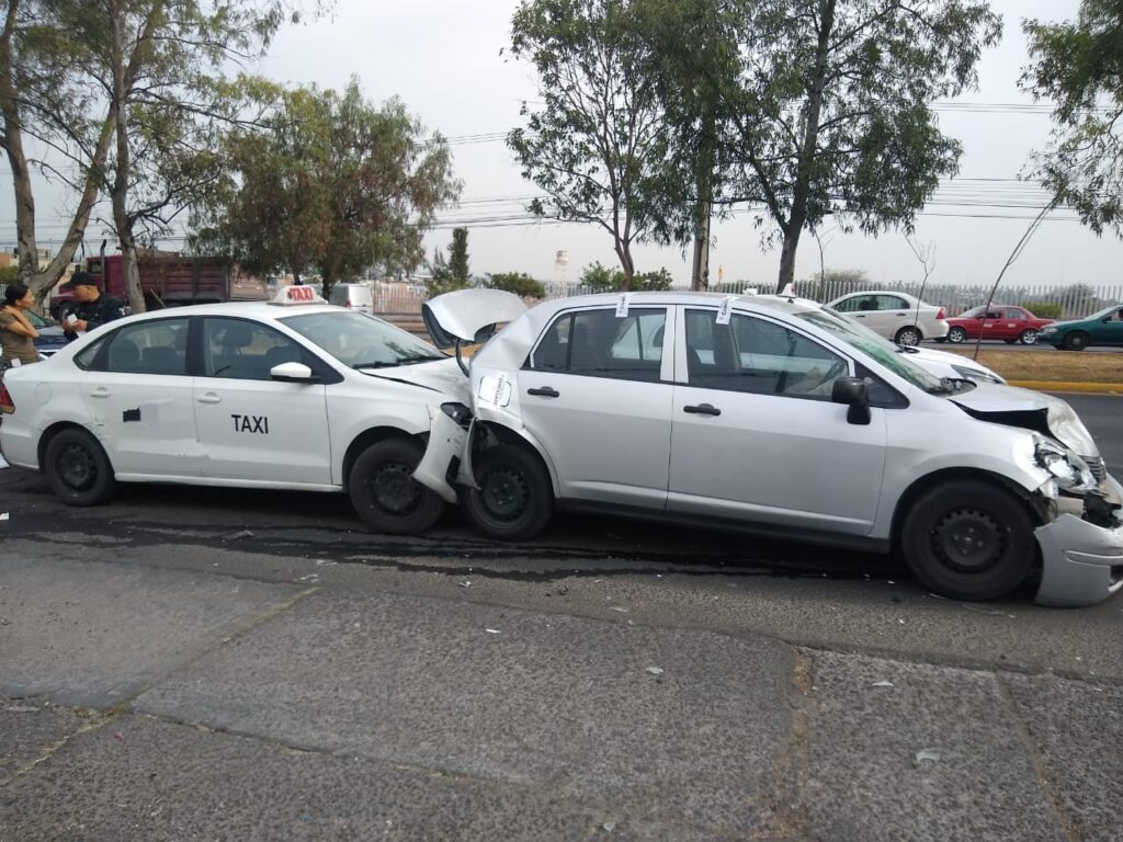 TAXISTA SE IMPACTA CONTRA UN VEHICULO AL NO GUARDAR SU DISTANCIA