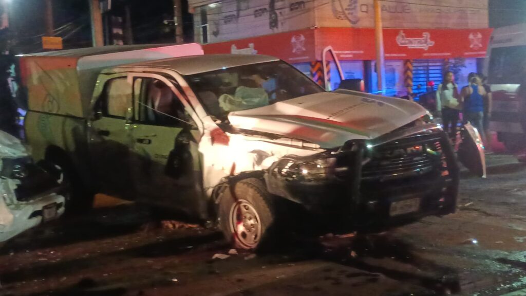 CAMIONETA DEL SEMEFO SE PASA UN ALTO Y GENERA TREMENDO ACCIDENTE, HAY VARIOS LESIONADOS