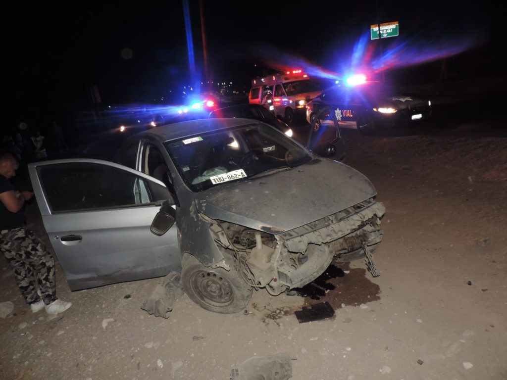 CONDUCTOR SE QUEDA DORMIDO Y SE ESTAMPA CONTRA UN MONTON DE ESCOBROS