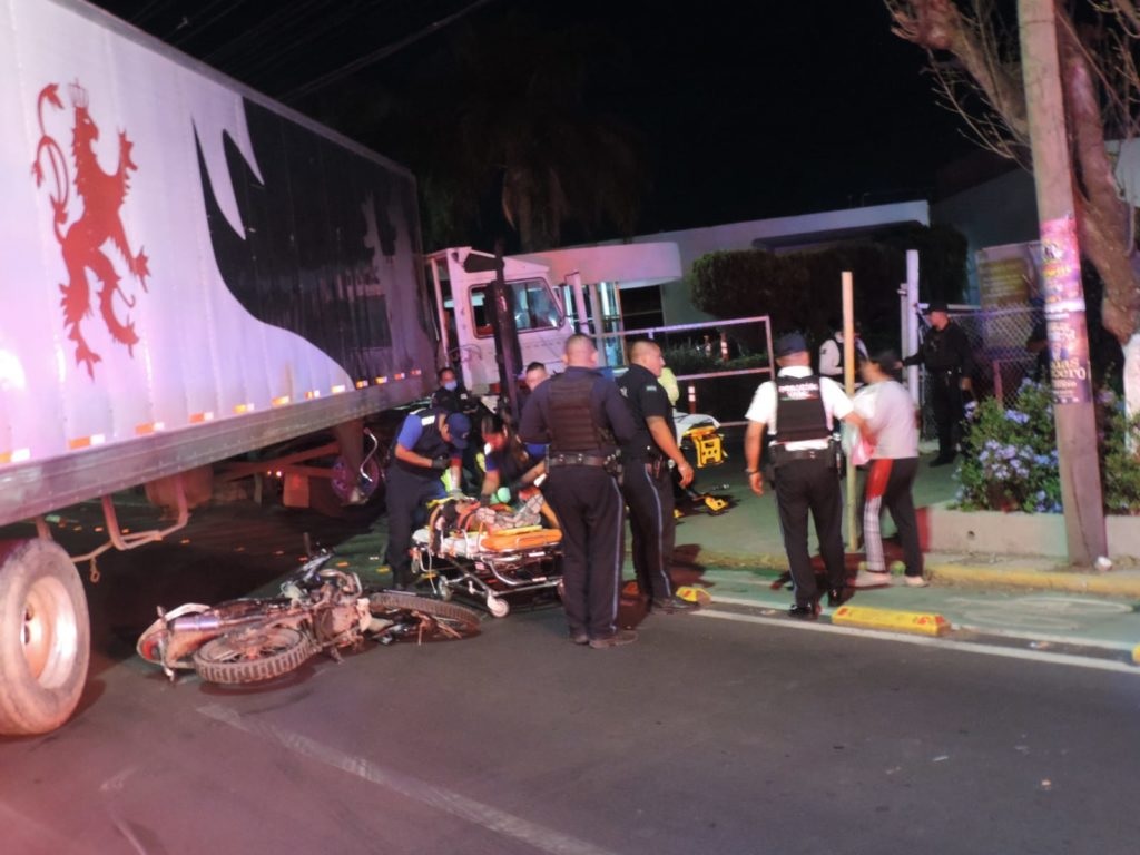 TRAILER CASI MATA A TRES JOVENES MOTOCICLISTAS QUE IBA EN ESTADO DE EBRIEDAD