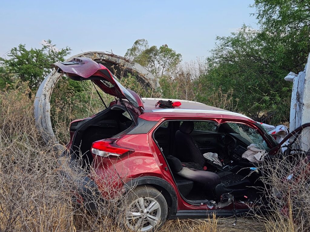 CASI SE MATA CONDUCTORA DE UNA CAMIONETA TRAS CHOCAR CONTRA UN CILONDRO DE CONCRETO