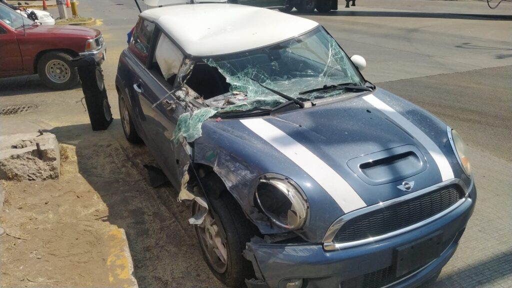 UN HOMBRE RESULTA HOSPITALIZADO TRAS CHOCAR CONTRA UN OBJETO FIJO SU VEHICULO