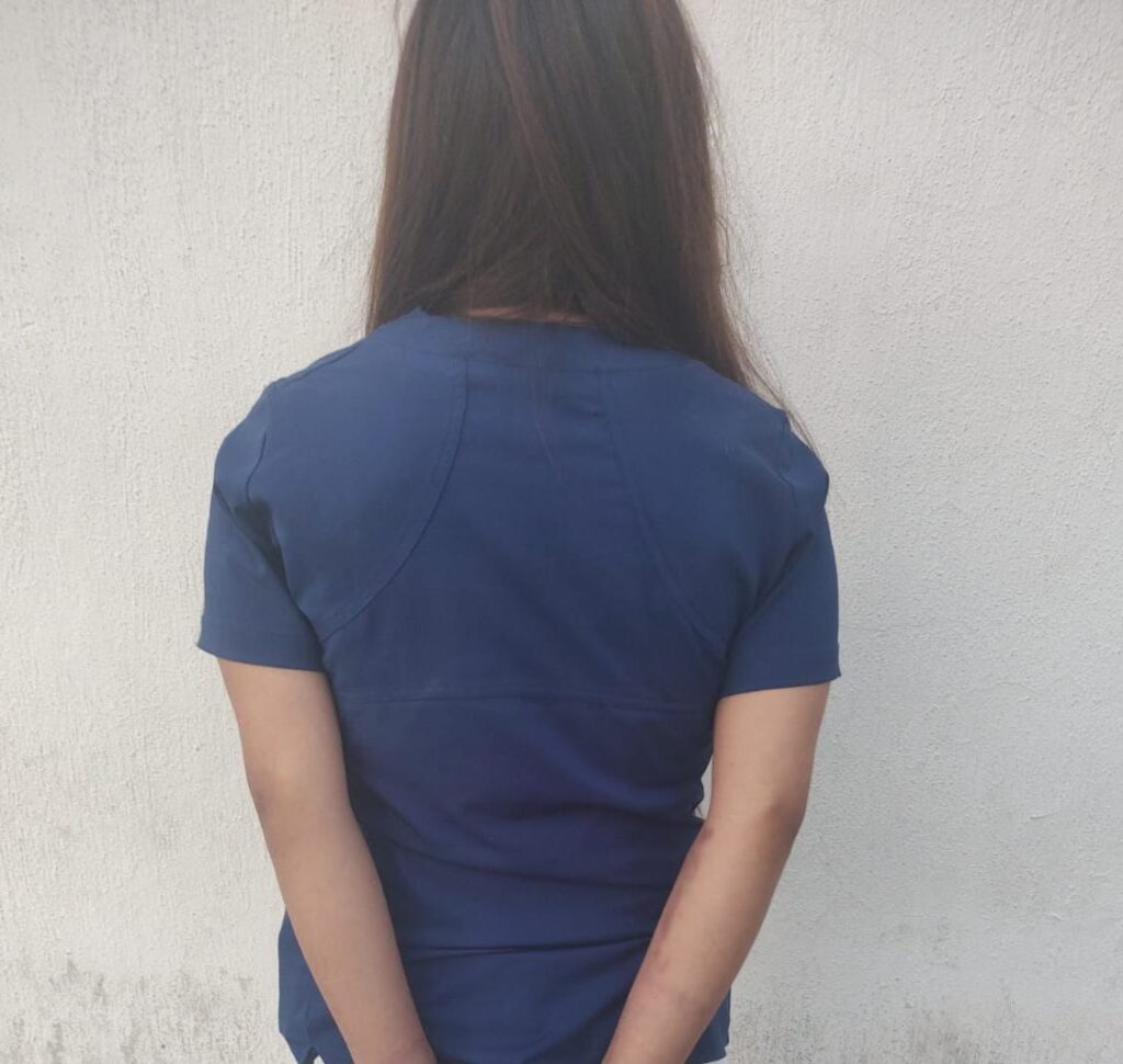 FEROZ MUJER AGREDE A SU HERMAN Y ATACA DE UNA MORDIDA A UNA MUJER POLICIA