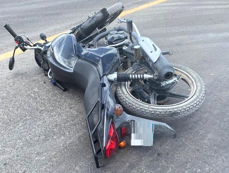 UN MOTOCICLISTA SE LE ATRAVIESA A UN VEHICULO Y TRAS EL IMPACTO RESULTA CON UNA FRACTURA DE PIERNA