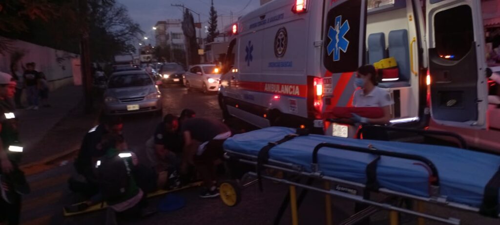 MENOR DE EDAD ES ATROPELLADO AL CRUZAR LA CALLE CORRIENDO