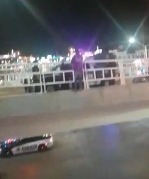 HOMBRE DE 40 AÑOS INTENTO ARROJARSE DE UN PUENTE VEHICULAR EN LA FERIA DE SAN MARCOS