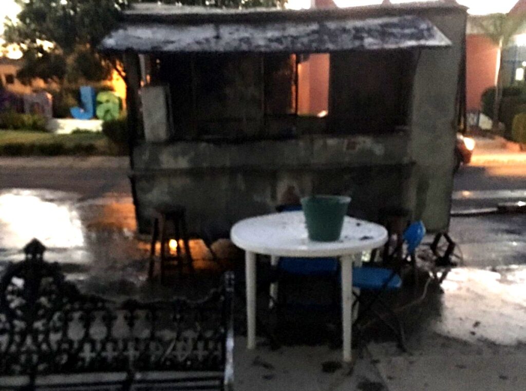 SE QUEMAN TRAS UN FLAMAZO EN UN PUESTO DE COMIDA