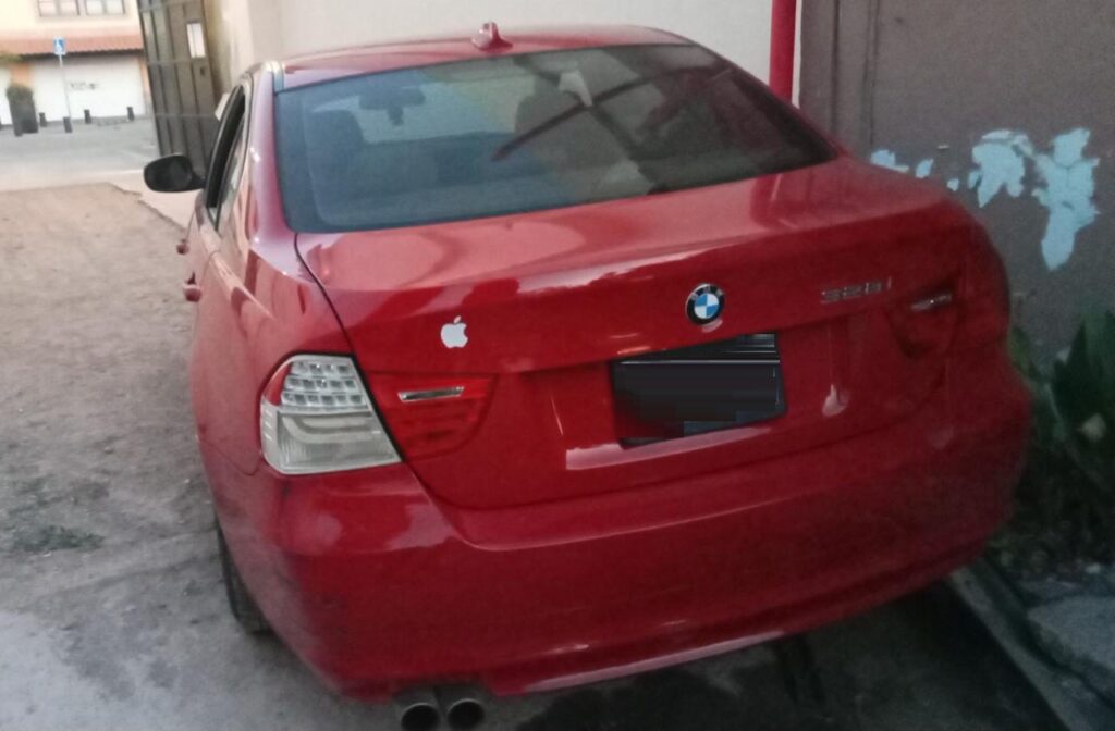 LADRON LE AVIENTA EL COCHE ENCIMA AL DUEÑO DEL VEHICULO, LUEGO CHOCA Y ES DETENIDO POR LA POLICIA