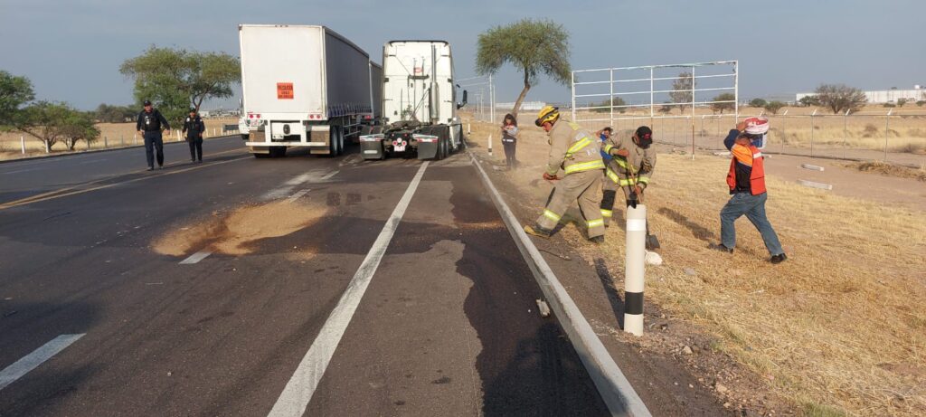 TRAILERO SUFRE ACCIDENTE TRAS DAR UNA VUELTA PROHIBIDA EN EL LIBRAMIENTO