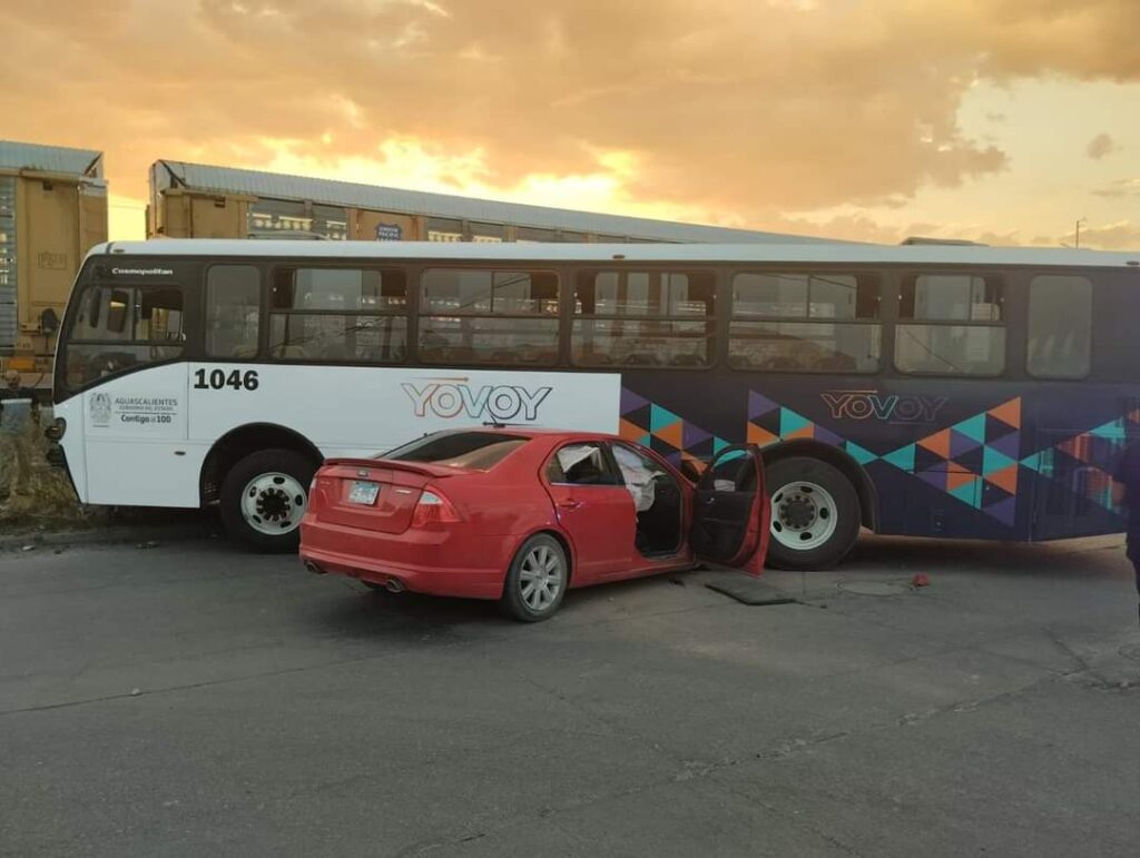 EBRIOS SE METIERON DEBAJO DE UN CAMION Y RESULTARON ILESOS