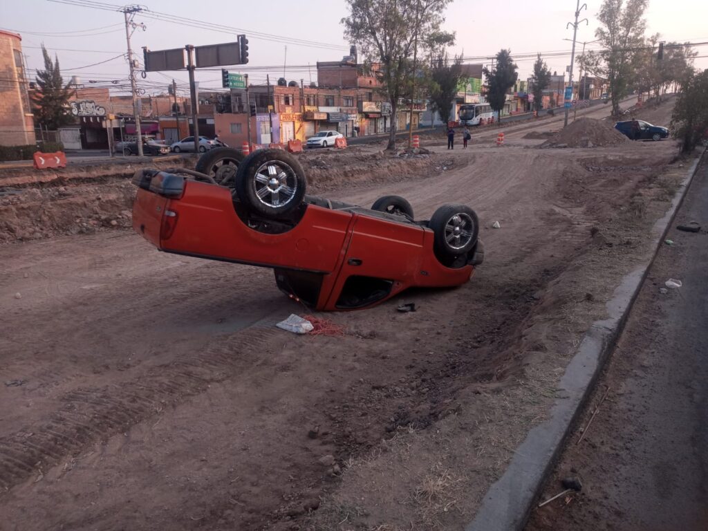 EBRIO SUEJTO SE VOLCO EN UNA OBRA EN CONSTRUCCION