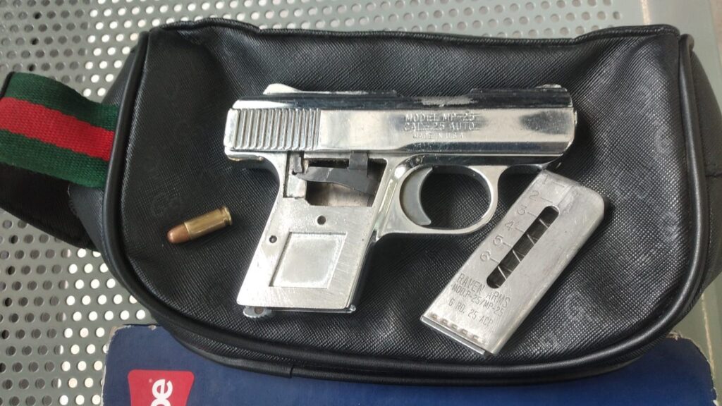 AMENAZO DE MUERTE A DOS PERSONAS USANDO UN ARMA DE FUEGO