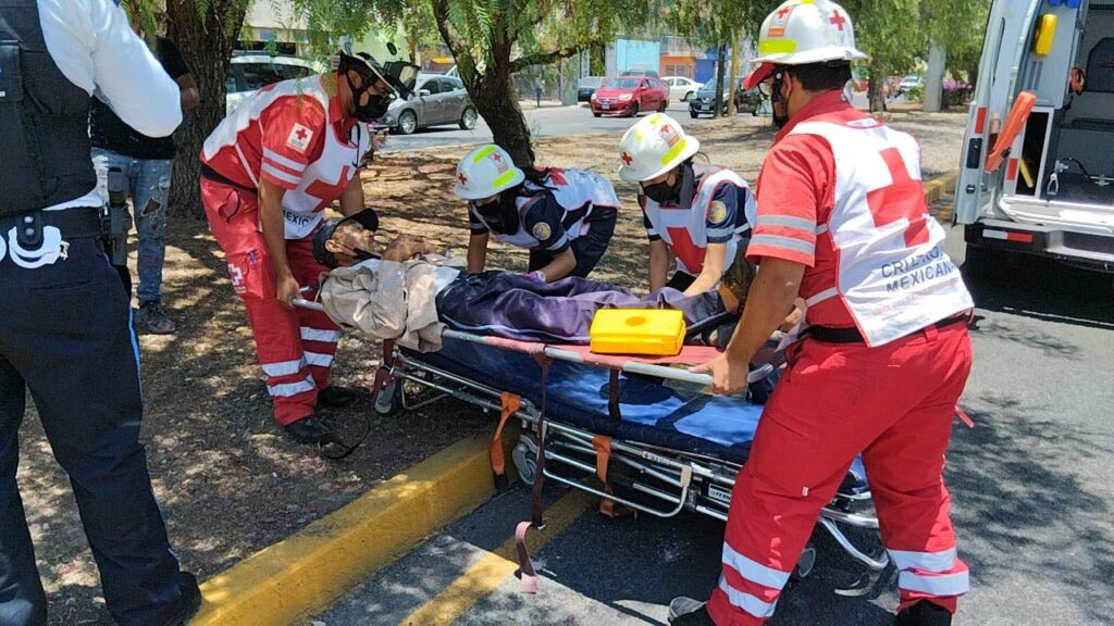 UN HOMBRE FUE ATROPELLADO POR UN VEHICULO, POR LO QUE SE TUVO QUE SE LLEVADO DE EMERGENCIA A UN HOSPITAL