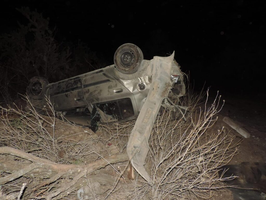 TRAS VOLCAR SU VEHICULO SUS “AMIGOS” LO ABANDONAN A SU SUERTE, A PESAR DE QUE RESULTO LESIONADO